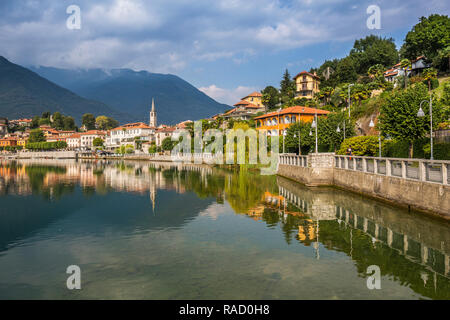 Anzeigen von Mergozzo reflektieren im See Mergozo, Piemont, Italien, Europa Stockfoto