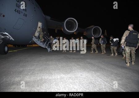 Moody Krieger an Bord eines C-17 Globemaster III, da sie sich auf Südosteuropa Unterstützung der 41 Rescue Squadron, Jan. 23, 2017 bereitstellen, bei Moody Air Force Base, Ga 41 RQS Mission ist schnell zu mobilisieren und Suche und Rettung Unterstützung von Personal zur Verfügung stellen und zu behandeln und in unsicheren oder möglicherweise feindliche Territorien zu extrahieren. Stockfoto