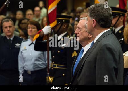 Verteidigungsminister James Mattis spricht während der 33. jährlichen Dr. Martin Luther King Jr. Einhaltung im Pentagon Auditorium in Washington, D.C., Jan. 25, 2017. Stockfoto