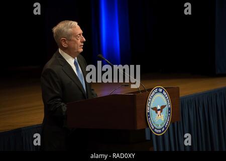 Verteidigungsminister James Mattis spricht während der 33. jährlichen Dr. Martin Luther King Jr. Einhaltung im Pentagon Auditorium in Washington, D.C., Jan. 25, 2017. Stockfoto