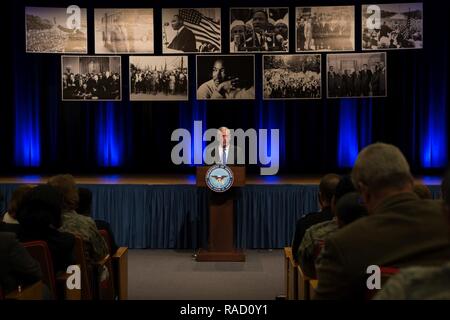 Verteidigungsminister James Mattis spricht während der 33. jährlichen Dr. Martin Luther King Jr. Einhaltung im Pentagon Auditorium in Washington, D.C., Jan. 25, 2017. Stockfoto