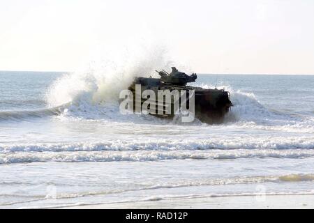 Marines Durchführen der Schulung in ein Angriff Amphibienfahrzeug bei Ship-to-shore Operationen in Camp Lejeune, N.C., Jan. 19, 2017. Die Ausbildung geholfen, die Marines ihre Fähigkeit, die Fahrzeuge zu bedienen, während im Ozean zu verbessern. Die Marines in den 2 Assault Amphibian Bataillon zugeordnet sind, 2. Marine Division. Stockfoto