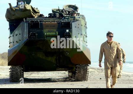 Sgt. Kevin M. Befugnisse Boden führt den Bediener eines Angriffs Amphibienfahrzeug Sicherheit während des Schiffes zu gewährleisten-Operationen in Camp Lejeune, N.C., Jan. 19, 2017. Die Ausbildung sollte die Marines Erfahrung Betrieb der Rohrbelüfter im Ozean zu geben. Befugnisse ist ein Angriff Amphibienfahrzeug crewman 2 Assault Amphibian Bataillon zugeordnet, 2nd Marine Division. Stockfoto