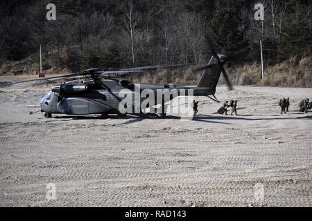 POHANG, Republik Korea (Jan. 25, 2017) Republik Korea (ROK) Marines ROK 1 Recon Battalion Ausfahrt zugeordnet einem MH-53E Sea Dragon an die Vordenker des Hubschraubers Mine Gegenmaßnahmen Squadron (HM) 14 zugewiesen, Loslösung 2 A. HM-14 ist die Unterstützung der ROK 1 Recon Battalion bei kaltem Wetter Ausbildungsmaßnahmen. HM-14 unterhält ein weltweites 72-Stunden airborne Mine Countermeasure (AMCM) eine schnelle Bereitstellung, eine der beiden Flugzeuge vorwärts bereitgestellt AMCM und vertikale onboard Lieferfähigkeit in der 7.Flotte Verantwortungsbereich. Stockfoto