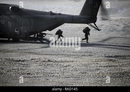 POHANG, Republik Korea (Jan. 25, 2017) Republik Korea (ROK) Marines ROK 1 Recon Battalion Ausfahrt zugeordnet einem MH-53E Sea Dragon an die Vordenker des Hubschraubers Mine Gegenmaßnahmen Squadron (HM) 14 zugewiesen, Loslösung 2 A. HM-14 ist die Unterstützung der ROK 1 Recon Battalion bei kaltem Wetter Ausbildungsmaßnahmen. HM-14 unterhält ein weltweites 72-Stunden airborne Mine Countermeasure (AMCM) eine schnelle Bereitstellung, eine der beiden Flugzeuge vorwärts bereitgestellt AMCM und vertikale onboard Lieferfähigkeit in der 7.Flotte Verantwortungsbereich. Stockfoto