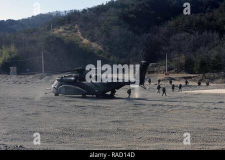 POHANG, Republik Korea (Jan. 25, 2017) Republik Korea (ROK) Marines ROK 1 Recon Battalion Ausfahrt zugeordnet einem MH-53E Sea Dragon an die Vordenker des Hubschraubers Mine Gegenmaßnahmen Squadron (HM) 14 zugewiesen, Loslösung 2 A. HM-14 ist die Unterstützung der ROK 1 Recon Battalion bei kaltem Wetter Ausbildungsmaßnahmen. HM-14 unterhält ein weltweites 72-Stunden airborne Mine Countermeasure (AMCM) eine schnelle Bereitstellung, eine der beiden Flugzeuge vorwärts bereitgestellt AMCM und vertikale onboard Lieferfähigkeit in der 7.Flotte Verantwortungsbereich. Stockfoto