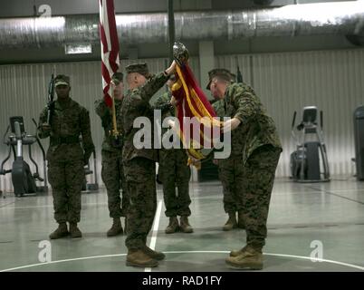 Oberstleutnant Paul Teachey und Sgt. Maj Daniel A. Headrick Falten die zweite Bataillon, 8 Marine Regiment Farben während der Übertragung der Autorität Zeremonie auf Mihail Kogalniceanu Air Base, Rumänien, Jan. 26, 2017. BSRF BSRF 17,1 16,2 wurde von sechs Monaten nach ihrer Bereitstellung, die eingeschlossene Arbeitsgänge mit 14 Partnerstaaten in Europa erleichtert. Teachey und Headrick sind die kommandierenden Offizier und Sergeant Major von BSRF 16.2. Stockfoto