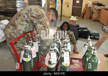 Spc. Isabel Kasabiti und Pfc. Uriel Rivera, Fort Belvoir Community Hospital in Virginia zugeordnet, Zusammenbauen Sauerstoffflaschen und medizinischen Zubehörs für die verpflegungsstellen, die potentiell bei der Capitol Region verwendet werden servicemembers, Familien zu behandeln, und die allgemeine Öffentlichkeit an Eröffnungs-Aktivitäten. Stockfoto