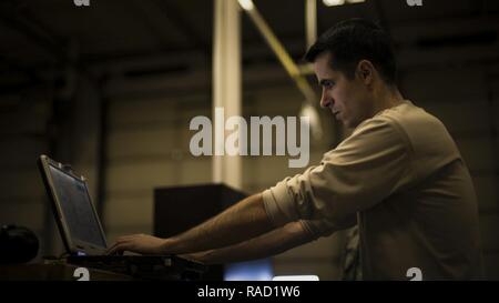 Senior Airman Justin Graham, ein 49 Maintenance Squadron Aerospace Ground Equipment Techniker, liest eine technische, um vor der Ausführung von Wartungsarbeiten an einer Klimaanlage Holloman Air Force Base, N.M., Jan. 12, 2017. Holloman alter Flieger eine Vielzahl von Aufgaben zur Unterstützung der Aircraft Maintenance und Flugbetrieb. Stockfoto