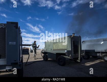 Senior Airman Justin Graham, ein 49 Maintenance Squadron Aerospace Ground Equipment Techniker, liest eine technische Bestellung während der Inspektion ein Stück alter Holloman Air Force Base, N.M., Jan. 19, 2017. Holloman alter Flieger eine Vielzahl von Aufgaben zur Unterstützung der Aircraft Maintenance und Flugbetrieb. Stockfoto