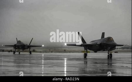 Zwei F-35 ein Blitz IIs Hill Air Force Base, Alabama, Taxi nach der Landung am Nellis Air Force Base, Nev zugeordnet, Red Flag 17-1, Jan. 21, 2017 zu beteiligen. Red Flag ist eine realistische bekämpfen Übung mit US-amerikanischen und alliierten Luftstreitkräften Schulungen auf dem 15.000 Quadratkilometer Nevada Test und Training. Stockfoto