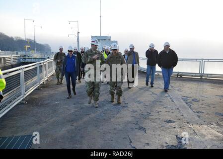 Oberstleutnant Stephen Murphy, Nashville District Commander spricht über die Arbeit am Chickamauga schloss mit Brig. Gen. Mark Spielzeug, US-Armee Korps der Ingenieure großen Seen und Ohio River Division Commander über die Arbeit auf der Baustelle bei Chickamauga Lock in Chattanooga, Tennessee, Jan. 25, 2017. Stockfoto