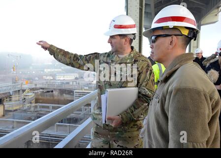 Oberstleutnant Stephen Murphy, Nashville District Commander spricht über die Arbeit am Chickamauga Schloss mit Brig. Gen. Mark Spielzeug, US-Armee Korps der Ingenieure großen Seen und Ohio River Division Commander über die Arbeit auf der Baustelle bei Chickamauga Lock in Chattanooga, Tennessee, Jan. 25, 2017. Stockfoto