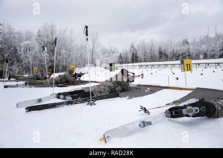 Us-Soldaten zu Alpha Company, 3.BATAILLON, 172Nd Infanterie Regiment, 86th Infantry Brigade Combat Team (Berg), Vermont Nationalgarde und Charlie Company, 1.BATAILLON, 157 Infanterie Regiment, 86th Infantry Brigade Combat Team (Berg), Colorado National Guard, Feuer. 22 mm biathlon Gewehre im Camp Ethan Allen Training Website, Jericho, Vt, 25. Januar 2017 vergeben. Soldaten aus Vermont und Colorado National Guard in einer Stress-shoot-Ausbildung, die Squads Skifahren, Schießen und miteinander kommunizieren im bergigen Gelände teilgenommen. Stockfoto