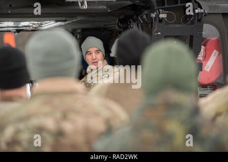 Grafenwöhr, Deutschland - Sgt. Alejandro Arredondo, C Company, 1-214 th Allgemeine Unterstützung Aviation Battalion, lehrt eine Gruppe von Soldaten der 67. Vorwärts OP-Team, 64. Medizinische Abteilung Veterinärmedizinische Dienste unterstützen, und 3. Staffel, 2. Kavallerie Regiments, und eines deutschen Soldaten der Bundeswehr über Sicherheitsvorkehrungen bei aeromedical Evacuation, Jan. 10, 2017. Stockfoto