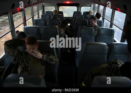 Us Air Force Combat Kameraleute auf Team Bravo an einem Schießstand für Waffen Einarbeitung training Jan. 25, 2017 die Armee Training Center Fort Jackson, S.C. Übung Scorpion Objektiv ankommen ist eine jährliche Fähigkeit zu Überleben und Betreiben Training durch die Air Force Combat Kamera job Qualifizierung Standards beauftragt. Gehalten an der United States Army Training Center Fort Jackson, S.C., und die McCrady Training Center, der Eastover, S.C. der Zweck der Übung ist eine Auffrischungsschulung kamera Personal zur Bekämpfung zur Verfügung zu stellen. Personen sind in den Bereichen der Kampftaktik, Fotografie angewiesen, Video Stockfoto