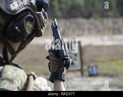 Us Air Force 1 Lt Virginia Lang, 4. Bekämpfung der Kamera Officer, praktizierte M 9 Ausbildung Jan. 26, 2017, am Fort Jackson, S.C., während der Übung Scorpion Objektiv 2017. Übung Scorpion Linse ist eine jährliche Fähigkeit zu Überleben und Betreiben Training durch die Air Force Combat Kamera job Qualifizierung Standards beauftragt. Gehalten an der United States Army Training Center Fort Jackson, S.C., und die McCrady Training Center, der Eastover, S.C. der Zweck der Übung ist eine Auffrischungsschulung kamera Personal zur Bekämpfung zur Verfügung zu stellen. Personen sind in den Bereichen der Kampftaktik, Fotografie, Videografie und o angewiesen Stockfoto