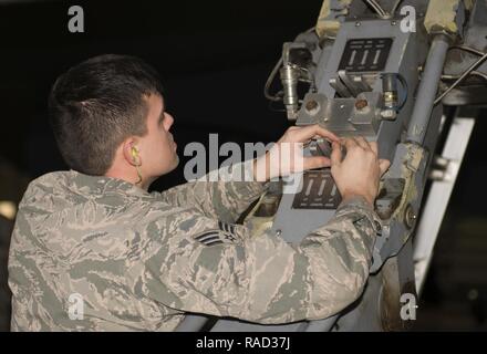 Senior Airman Brian Sanchez, 69 Aircraft Maintenance Unit Waffen laden Besatzungsmitglied, Aufzüge ein inertes Munition an einer B-52 H Stratofortress während der 5 Bombe Flügellast Crew des Quartals Wettbewerb im Dock 7 in Minot Air Force Base, N.D., Jan. 20, 2017. Zwei Waffen laden Besatzungen, die die 23 Aircraft Maintenance Unit und die 69 AMU wurden zeitlich auf ihre Fähigkeit, zwei trägen Munition an einer B-52 H Stratofortress zu laden. Stockfoto