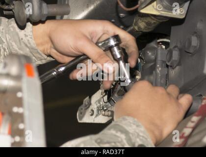 Senior Airman Philip Johnson, 69 Aircraft Maintenance Unit Waffen laden Crew Mitglied, arbeitet auf einer B-52 H Stratofortress während der 5 Bombe Flügellast Crew des Quartals Wettbewerb im Dock 7 in Minot Air Force Base, N.D., Jan. 20, 2017. Die 23. und 69. AMU in eine zeitgesteuerte Bombe Last als Teil der Crew des Quartals Wettbewerb konkurrierten. Stockfoto
