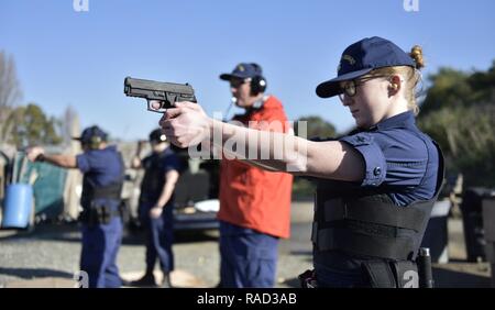 Seaman Erika Borer, ein Crew Mitglied an der Coast Guard Station Vallejo, in Vallejo, Kalifornien, konzentriert auf ihr Ziel, bevor eine Pistole Pistole abgefeuert während einer grundlegenden Qualifikation Kurs an der Richmond Rod & Gun Club, Jan. 26, 2017. Um Boarding Team Mitglieder, Küstenwache müssen halbjährliche Waffen Qualifikationen Abschluss als ein wichtiger Bestandteil der Aufrechterhaltung der Betriebsbereitschaft. Stockfoto