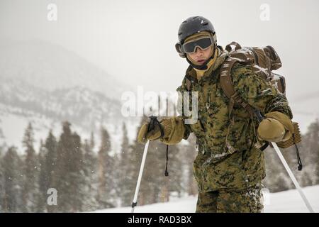 1. Lt Christian Lara, platoon Commander, 2nd Battalion, 2nd Marine Regiment, macht sich auf den Weg bergauf beim Arbeiten auf Skitechnik bei Mountain Training Übung 1-17 in der Marine Corps Mountain warfare Training Center Bridgeport, Calif., Ausbildung, Jan. 19, 2016. MCMWTC ist einer der abgelegensten Beiträge das Marine Corps", bestehend aus ca. 46.000 Hektar großen Gelände mit Höhen von 5.000 bis 11.000 Fuß reichen. Die Ausübung Züge Elemente der Marine Air-Task Force über die warfighting Funktionen für Operationen in Bergregionen, high-altitude und kaltem Wetter Umwelt Stockfoto