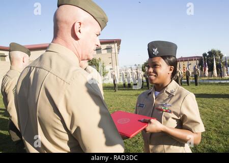 Us Marine Brig. Gen. David A. Ottignon, Kommandierender General der 1. Marine Logistik Gruppe, präsentiert Petty Officer 1st Class Bretagne Kimmins mit dem Älteren Segler des Quartal Award in Camp Pendleton, Kalifornien, Jan 26, 2017. Kimmins ist ein Hospital corpsman mit 1 zahnmedizinische Bataillon, 1. MLG. Während dieser Zeremonie, Marinesoldaten und Matrosen Auszeichnungen auf der Stellar Leistung, exzellente Führung und hervorragende Anlagensicherheit Beiträge im Quartal oder Jahr. Stockfoto