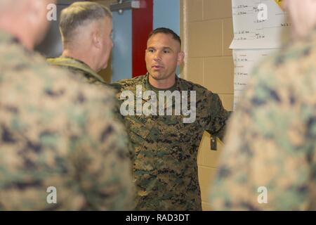 Us Marine Corps Oberstleutnant Marcus J. Mainz, Bataillonskommandeur, 2.BATAILLON, 6 Marine Regiment, 2nd Marine Division (2d MARDIV), Slips Gen. Glenn Walters der stellvertretende Kommandant des Marine Corps auf dem Simulator Training Systeme bei einem Besuch in Camp Lejeune, N.C., Jan. 27, 2017. Ziel des Besuchs war es, das Bewusstsein und die Fähigkeiten von Simulation und Simulator Training Systeme zur Unterstützung der operativen Kräfte bekämpfen Bereitschaft zu erhöhen. Stockfoto