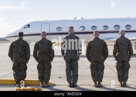 Us Marine Corps Generalmajor Walter L. Miller, Kommandierender General, II Marine Expeditionary Force und Führungskräfte stehen stramm wie Gen. Glenn Walters der stellvertretende Kommandant des Marine Corps fährt Marine Corps Air Station New River, N.C., Jan. 27, 2017. Ziel des Besuchs war es, das Bewusstsein und die Fähigkeiten von Simulation und Simulator Training Systeme zur Unterstützung der operativen Kräfte bekämpfen Bereitschaft zu erhöhen. Stockfoto