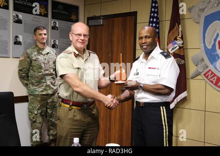 HONOLULU, Hawaii - (Jan. 25, 2017) Regionale Gesundheit Command-Pacific Kommandierender General, Brig. Gen. Bertram Vorsehung führt eine offizielle Geschenk Austausch mit britischen Verteidigungsministerium Führungskraft, der Direktor der medizinischen Politik, der Betrieb und die Fähigkeit, britischer Generalmajor Martin Bricknell. Der Austausch folgte eine globale Gesundheit Engagement wie RHC-P und Vereinigtes Königreich militärischen medizinischen Vermögenswerte, die vietnamesischen Ministerium für Verteidigung durch Gegenstand des Austauschs in der Vergangenheit beschäftigt haben konzentriert sowie auf die geplanten zukünftigen Bestrebungen, das südostasiatische Land in seiner Entwicklung zu unterstützen. Stockfoto