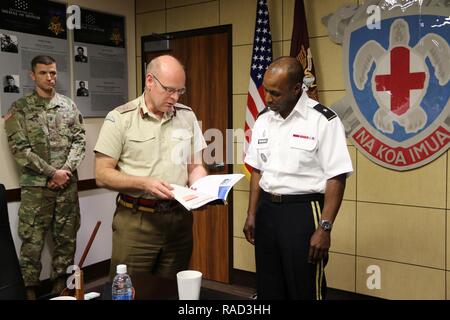 HONOLULU, Hawaii - (Jan. 25, 2017) Regionale Gesundheit Command-Pacific Kommandierender General, Brig. Gen. Bertram Vorsehung als Vereinigtes Königreich Verteidigungsministerium Führungskraft, der Direktor der medizinischen Politik, der Betrieb und die Fähigkeit, britischer Generalmajor Martin Bricknell ihm Geschenke mit einer Reihe von Zeitschriften aus dem Royal Army Medical Corps und dem Ministerium für Verteidigung. Der Austausch folgte eine globale Gesundheit Engagement wie RHC-P und Vereinigtes Königreich militärischen medizinischen Vermögenswerte, die vietnamesischen Ministerium für Verteidigung durch Gegenstand des Austauschs in der Vergangenheit engagiert haben und auch projiziert, Stockfoto