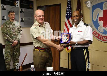 HONOLULU, Hawaii - (Jan. 25, 2017) Regionale Gesundheit Command-Pacific Kommandierender General, Brig. Gen. Bertram Vorsehung führt eine offizielle Geschenk Austausch mit britischen Verteidigungsministerium Führungskraft, der Direktor der medizinischen Politik, der Betrieb und die Fähigkeit, britischer Generalmajor Martin Bricknell. Der Austausch folgte eine globale Gesundheit Engagement wie RHC-P und Vereinigtes Königreich militärischen medizinischen Vermögenswerte, die vietnamesischen Ministerium für Verteidigung durch Gegenstand des Austauschs in der Vergangenheit beschäftigt haben konzentriert sowie auf die geplanten zukünftigen Bestrebungen, das südostasiatische Land in seiner Entwicklung zu unterstützen. Stockfoto