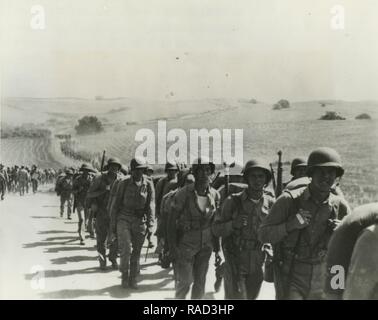 Marines vom 9. Marine Regiment marschierender an Bord Camp Pendleton im September 1942; 9 Marines, war die erste organisierte Einheit das neue Lager zu besetzen, Camp Joseph H. Pendleton. 9 Marines und seine Anhänge marschierten von Camp Elliott (San Diego, CA) auf die neue Marine Corps Base in vier Tagen beginnt am 1. September 1942. Stockfoto