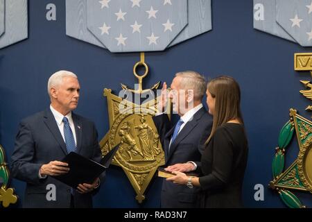 James Mattis ist als die 26 Verteidigungsminister durch Vice President Mike Pence bei einem Festakt in das Pentagon in Washington, D.C., Jan. 27, 2017 vereidigt. Stockfoto