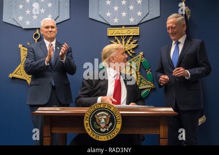 James Mattis ist als die 26 Verteidigungsminister in einer Zeremonie von Präsident Donald J. Trumpf und Vice President Mike Pence auf das Pentagon in Washington, D.C., Jan. 27, 2017 Gottesdienst vereidigt. Stockfoto