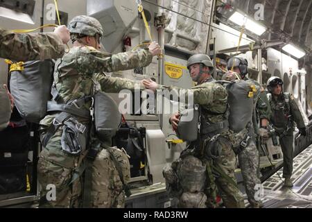 Die US-Armee Fallschirmjäger zu der 360 zivilen Angelegenheiten der Feuerwehr zugeordnet gibt die All-OK-Signal an die jumpmaster Für eine Masse taktische Luft springen für den Betrieb Amboss in North Air Force Auxiliary Base, Nord, Süd Carolina, Jan. 26, 2017. Der 360 zivilen Angelegenheiten Brigade hosts Betrieb Amboss so jumpmasters können Aufgaben und Jumper durchführen Währung für Jump Status beibehalten können. Stockfoto