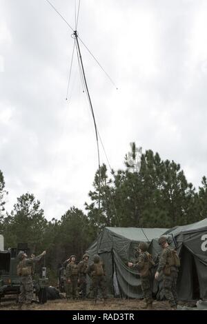 Us-Marines mit Sitz Batterie, 1.Bataillon, 10 Marine Regiment, 2nd Marine Division (2d MARDIV), montieren Sie ein OE-254 Antenne als Teil der Feuerwehr Übung 1-17 (firex) auf Camp Lejeune, N.C., Jan. 23, 2017. FIREX1-17 ist ein Bataillon Ebene ausüben können mehrere Batterien zusammen zu trainieren, um interne standard operating procedures zu verbessern. Stockfoto