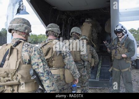 Us-Marines mit Alpha Batterie, 1.Bataillon, 10 Marine Regiment, 2nd Marine Division (2d MARDIV), Board a B MV-22 Osprey (USMC) während einer Helo raid als Teil der Feuerwehr Übung 1-17 (firex) auf Camp Lejeune, N.C., Jan. 24, 2017. FIREX1-17 ist ein Bataillon Ebene ausüben können mehrere Batterien zusammen zu trainieren, um interne standard operating procedures zu verbessern. Stockfoto