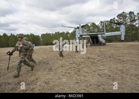 Us-Marines mit Alpha Batterie, 1.Bataillon, 10 Marine Regiment, 2nd Marine Division (2d), MARDIV Soft-opening eine MV-22 B Osprey (USMC) während einer Helo raid als Teil der Feuerwehr Übung 1-17 (firex) auf Camp Lejeune, N.C., Jan. 24, 2017. FIREX1-17 ist ein Bataillon Ebene ausüben können mehrere Batterien zusammen zu trainieren, um interne standard operating procedures zu verbessern. Stockfoto