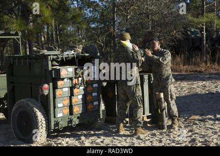 Us-Marines mit Alpha Batterie, 1.Bataillon, 10 Marine Regiment, 2nd Marine Division (2d MARDIV), prep Munition für ein M120 120 mm Mörser System als Teil des Feuers Übung 1-17 (firex) auf Camp Lejeune, N.C., Jan. 25, 2017. FIREX1-17 ist ein Bataillon Ebene ausüben können mehrere Batterien zusammen zu trainieren, um interne standard operating procedures zu verbessern. Stockfoto