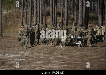 Us-Marines mit Alpha Batterie, 1.Bataillon, 10 Marine Regiment, 2nd Marine Division (2d MARDIV) und Soldaten mit 373 Kalvarienberg, 1. Brigade, 82nd Airborne, arbeiten zusammen, während eine Gemeinsame live-fire Mörtel Bereich als Teil des Feuers Übung 1-17 (firex) auf Camp Lejeune, N.C., Jan. 25, 2017. FIREX1-17 ist ein Bataillon Ebene ausüben können mehrere Batterien zusammen zu trainieren, um interne standard operating procedures zu verbessern. Stockfoto