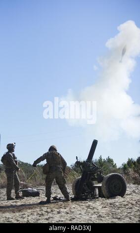 Us-Marines mit Alpha Batterie, 1.Bataillon, 10 Marine Regiment, 2nd Marine Division (2d MARDIV), Feuer ein M120 120 mm Mörser System als Teil des Feuers Übung 1-17 (firex) auf Camp Lejeune, N.C., Jan. 25, 2017. FIREX1-17 ist ein Bataillon Ebene ausüben können mehrere Batterien zusammen zu trainieren, um interne standard operating procedures zu verbessern. Stockfoto