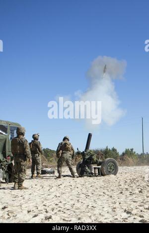 Us-Marines mit Alpha Batterie, 1.Bataillon, 10 Marine Regiment, 2nd Marine Division (2d MARDIV), Feuer ein M120 120 mm Mörser System als Teil des Feuers Übung 1-17 (firex) auf Camp Lejeune, N.C., Jan. 25, 2017. FIREX1-17 ist ein Bataillon Ebene ausüben können mehrere Batterien zusammen zu trainieren, um interne standard operating procedures zu verbessern. Stockfoto