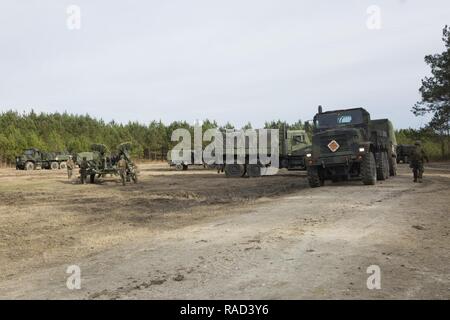 Us-Marines mit Alpha Batterie, 1.Bataillon, 10 Marine Regiment, 2nd Marine Division (2d MARDIV), Verkehr M 777 abgeschleppt 155 mm Haubitzen als Teil der Feuerwehr Übung 1-17 (firex) auf Camp Lejeune, N.C., Jan. 26, 2017. FIREX1-17 ist ein Bataillon Ebene ausüben können mehrere Batterien zusammen zu trainieren, um interne standard operating procedures zu verbessern. Stockfoto