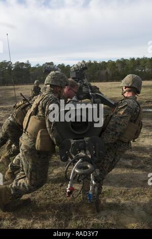 Us-Marines mit Alpha Batterie, 1.Bataillon, 10 Marine Regiment, 2nd Marine Division (2d MARDIV), Position a M 777 155mm Haubitze als Teil der Feuerwehr Übung 1-17 (firex) auf Camp Lejeune, N.C., Jan. 26, 2017 geschleppt. FIREX1-17 ist ein Bataillon Ebene ausüben können mehrere Batterien zusammen zu trainieren, um interne standard operating procedures zu verbessern. Stockfoto