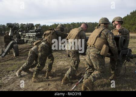 Us-Marines mit Alpha Batterie, 1.Bataillon, 10 Marine Regiment, 2nd Marine Division (2d MARDIV), Position a M 777 155mm Haubitze als Teil der Feuerwehr Übung 1-17 (firex) auf Camp Lejeune, N.C., Jan. 26, 2017 geschleppt. FIREX1-17 ist ein Bataillon Ebene ausüben können mehrere Batterien zusammen zu trainieren, um interne standard operating procedures zu verbessern. Stockfoto