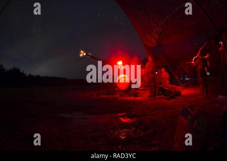 Us-Marines mit Alpha Batterie, 1.Bataillon, 10 Marine Regiment, 2nd Marine Division (2d MARDIV), Feuer eine M 777 abgeschleppt 155 mm Haubitze als Teil der Feuerwehr Übung 1-17 (firex) auf Camp Lejeune, N.C., Jan. 26, 2017. FIREX1-17 ist ein Bataillon Ebene ausüben können mehrere Batterien zusammen zu trainieren, um interne standard operating procedures zu verbessern. Stockfoto