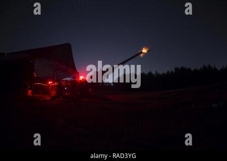 Us-Marines mit Alpha Batterie, 1.Bataillon, 10 Marine Regiment, 2nd Marine Division (2d MARDIV), Feuer M 777 155mm Haubitze als Teil der Feuerwehr Übung 1-17 (firex) auf Camp Lejeune, N.C., Jan. 26, 2017. FIREX1-17 ist ein Bataillon Ebene ausüben können mehrere Batterien zusammen zu trainieren, um interne standard operating procedures zu verbessern. Stockfoto