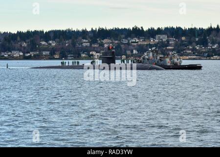 BREMERTON, Washington (Jan. 27, 2017) Los Angeles-Klasse schnell-Angriffs-U-Boot USS Olympia (SSN717) kommt beim Naval Base Kitsap-Bremerton, Besuch der Pazifischen Nordwesten zum ersten Mal seit 1998. Während Ihres Aufenthalts, Crew Mitglieder Tour ihre Namensvetter, Olympia, Washington, wo sie der Gemeinschaft durch die Durchführung von COMRELs helfen, und eine Tour das Capitol und das Olympia Yacht Club. Stockfoto