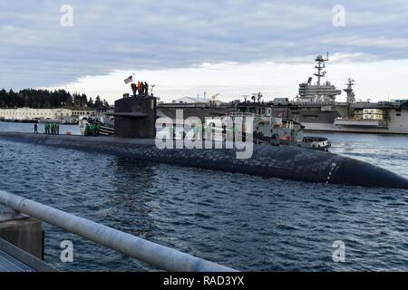 BREMERTON, Washington (Jan. 27, 2017) Los Angeles-Klasse schnell-Angriffs-U-Boot USS Olympia (SSN717) kommt beim Naval Base Kitsap-Bremerton, Besuch der Pazifischen Nordwesten zum ersten Mal seit 1998. Während Ihres Aufenthalts, Crew Mitglieder Tour ihre Namensvetter, Olympia, Washington, wo sie der Gemeinschaft durch die Durchführung von COMRELs helfen, und eine Tour das Capitol und das Olympia Yacht Club. Stockfoto