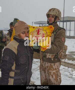 1. Lt. Oldrich Hofirek, Tschechische Republik Armee, Hände einen Sack Reis zu einer Provinz Parwan, Afghanistan ansässig. Stockfoto